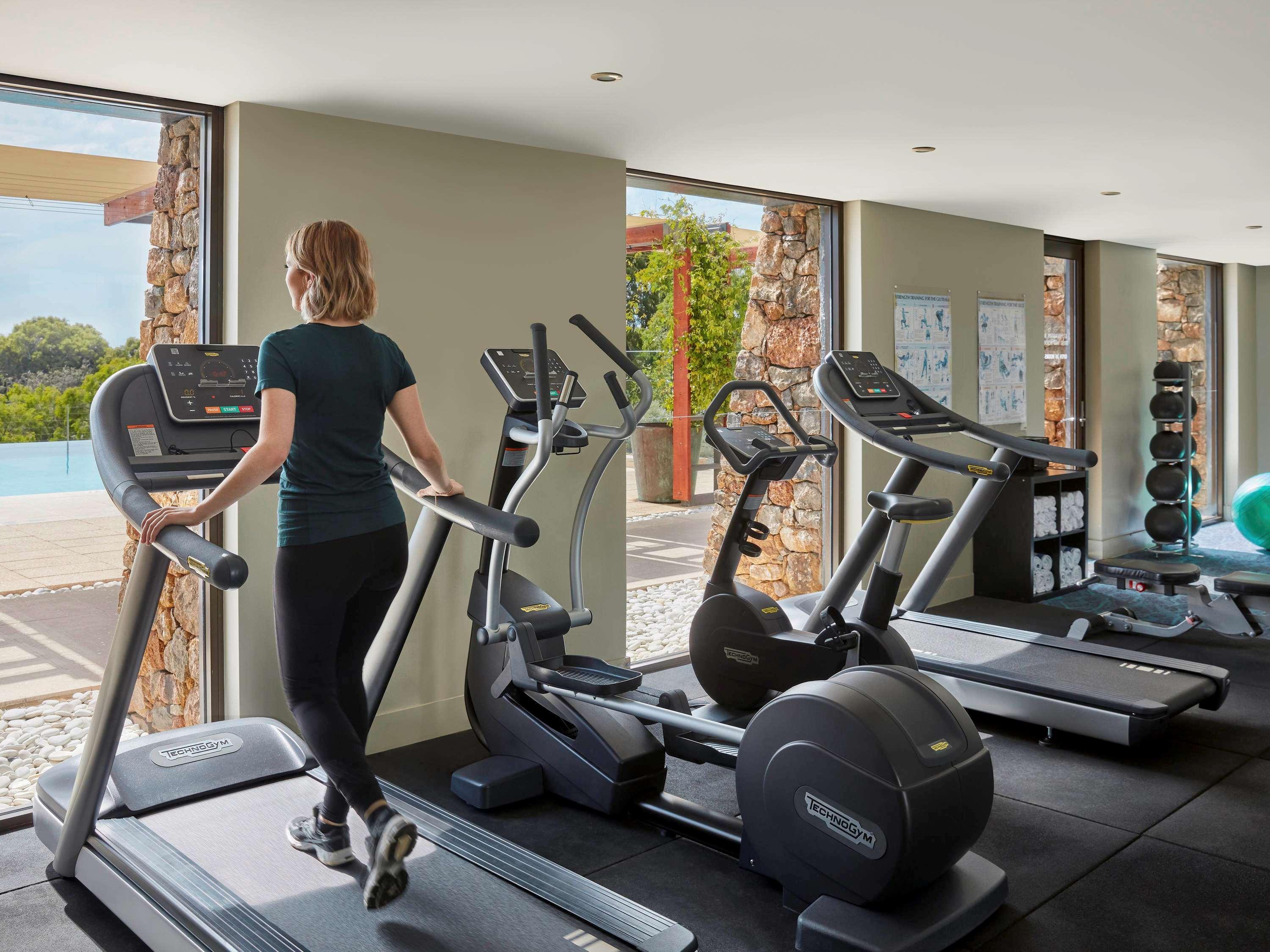 Pullman Bunker Bay Resort Margaret River Dunsborough Exteriör bild A woman on a treadmill